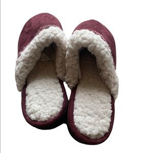 Isotoner 6.5-7 Maroon Faux Wool Lined Slippers Like New